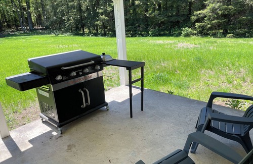 Saratoga Springs House | A Modern Private Ranch Only 2 Miles Away from The Saratoga Racetrack and SPAC