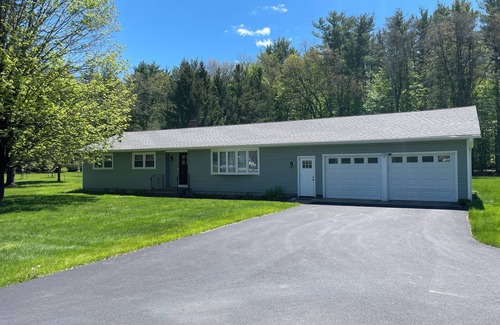 Saratoga Springs House | A Modern Private Ranch Only 2 Miles Away from The Saratoga Racetrack and SPAC