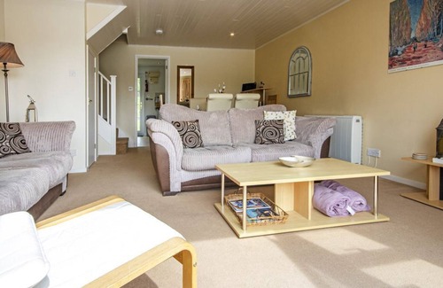 South Cerney Cottage | A new england lakeside lodge that sleeps 6 guests in 3 bedrooms