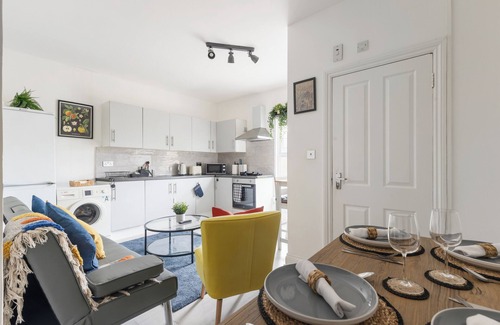 Park Royal Apartment | A newly renovated, cosy and stylish 2 bedroom serviced apartment in zone 2 near