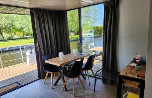 Lisserbroek Boat Rental | A nice Tiny House on the water