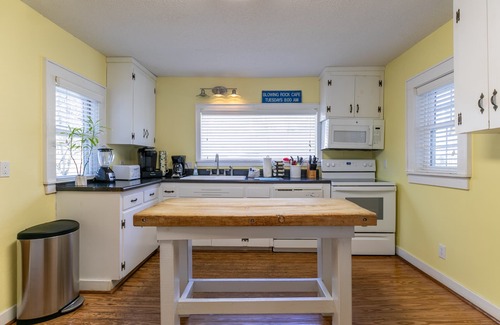 Panorama Estates House | A Parkway Cabin - 1 mi from Blue Ridge Parkway, has hot tub, fire pit, close to Boone!