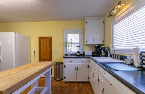 Panorama Estates House | A Parkway Cabin - 1 mi from Blue Ridge Parkway, has hot tub, fire pit, close to Boone!