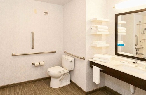 Duluth House | A Peaceful Abode Awaits! Enjoy Pool & Gym Acces