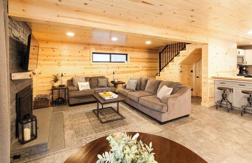 Donner Lake Woods Cabin | A Peek of Donner Lake | Charming Retreat