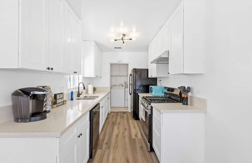 Walnut Valley House | A Pet Friendly 3BR/2BA Queen Suite in West Covina
