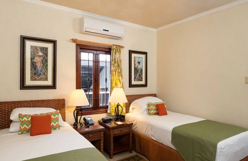 Maynards House | A Place You'll Surely Enjoy! Near Animal Flower Cave! Outdoor Pools, Parking!