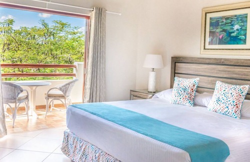 Maynards House | A Place You'll Surely Enjoy! Near Animal Flower Cave! Outdoor Pools, Parking!