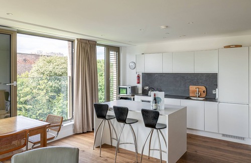 York Apartment | A premium stay that sleeps 6 guests in 3 bedrooms