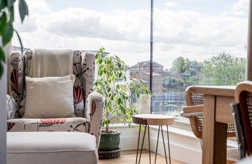 York Apartment | A premium stay that sleeps 6 guests in 3 bedrooms