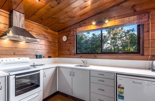 Lake Tarawera House | A PRIMO LAKE TARAWERA WATERFRONT LOCATION
