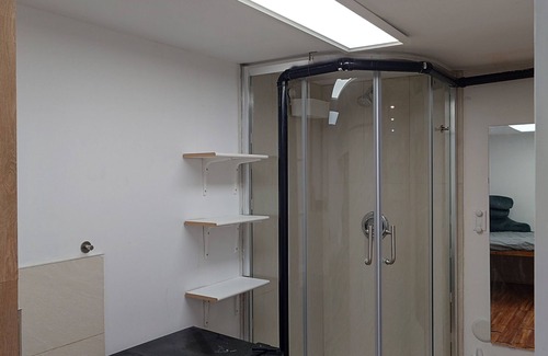 Richmond Hill House | A Private room and bathroom at PandaMotelDotCom