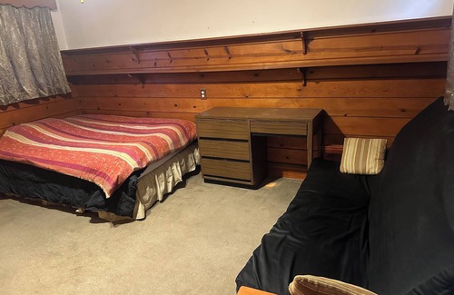 Old Town House | A Private room with shared bathroom inside House in Torrance with AC and WiFi.