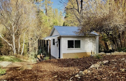 Nevada City Cabin | A quiet, downtown retreat surrounded by natural beauty, overlooking Deer Creek.