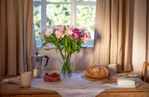 Sudbury Cottage | A romantic little Farm cottage with a roaring fire. Ideal for dog owners.