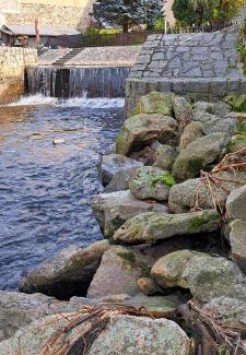 Rozmberk nad Vltavou House | A room by a weir with a view of Rožmberk Castle