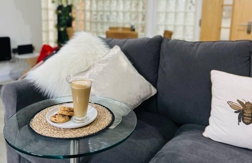 Burton on Trent Apartment | A Safari-Inspired 2 BR Apartment