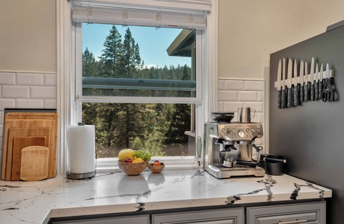 Camp Meeker House | A+ Sauna, Plunge & Jacuzzi - Kayaks, Bikes, Bocce Ball, Game Room & Views!