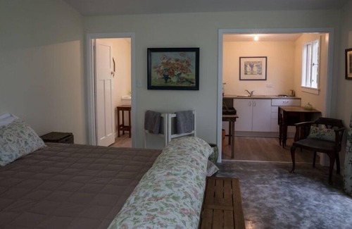 Poukawa Condo | A shady flat with a view and a pergola of roses