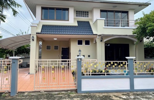 Dok Mai House | A spacious and Peaceful 3 Bedrooms detached house inside Bangkok city