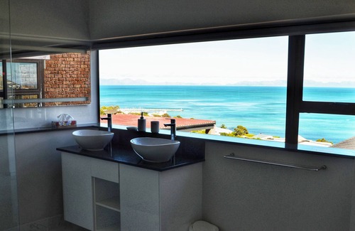 Mountainside Apartment | A spacious self catering Penthouse apartment