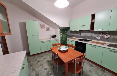 Golfo Aranci House | a stone's throw from the sea, ideal for families