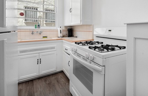 Carthay Circle Apartment | A Stylish Apartment: Your Ultimate LA Experience w/ Hot Tub
