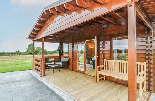 Dwyran Cottage | A top quality lodge with stunning views of the Snowdonia mountain range in the distance.