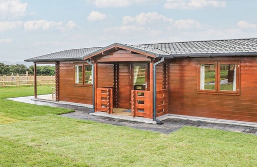 Dwyran Cottage | A top quality lodge with stunning views of the Snowdonia mountain range in the distance.