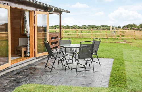 Dwyran Cottage | A top quality lodge with stunning views of the Snowdonia mountain range in the distance.