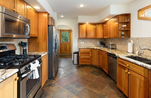 Breckenridge House | A True Cabin Feel with a Hot Tub, Fire pit and Gorgeous Mountain Views