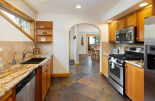 Breckenridge House | A True Cabin Feel with a Hot Tub, Fire pit and Gorgeous Mountain Views