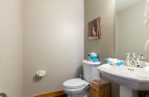 Breckenridge House | A True Cabin Feel with a Hot Tub, Fire pit and Gorgeous Mountain Views