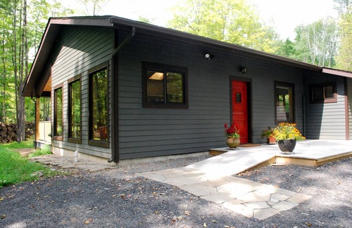 Woodstock Cabin | A True Gem in the heart of Woodstock, w/fireplace & hot tub, wheelchair access
