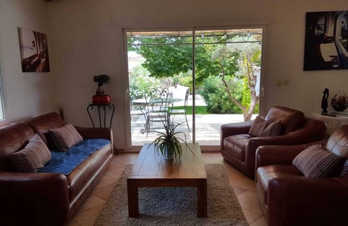 Velaux Villa | A villa in Provence, swimming pool and shady garden