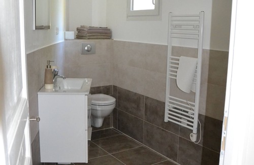 Velaux Villa | A villa in Provence, swimming pool and shady garden