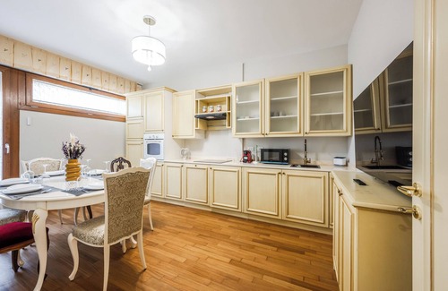 Historic Center Apartment | AB Plus - Via Riva Di Reno 29