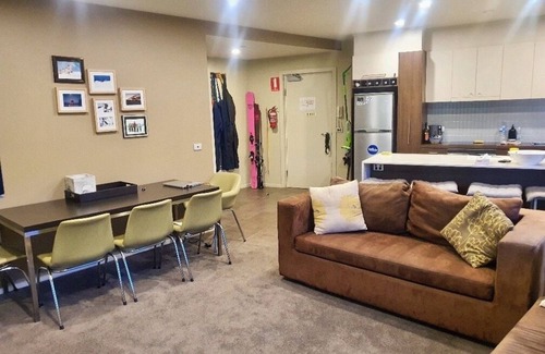 Hotham Heights Apartment | Absollut 9 - Central location