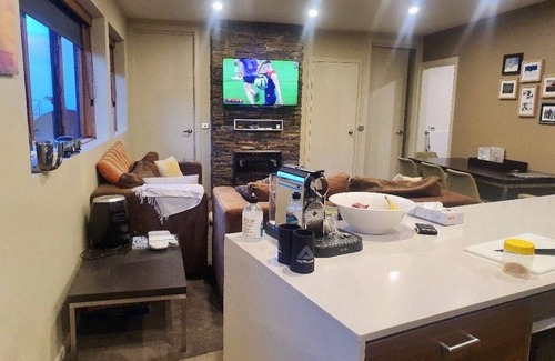 Hotham Heights Apartment | Absollut 9 - Central location