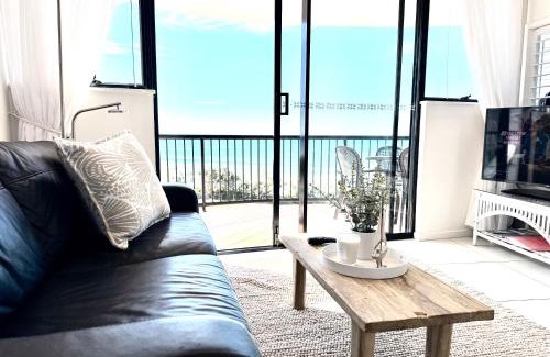 Alexandra Headland Apartment | Absolute Beachfront Penthouse with Exclusive Rooftop