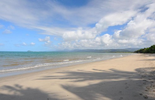 Newell House | ABSOLUTE BEACHFRONT BLISS - NEWELL BEACH - 10 Metres to the Ocean