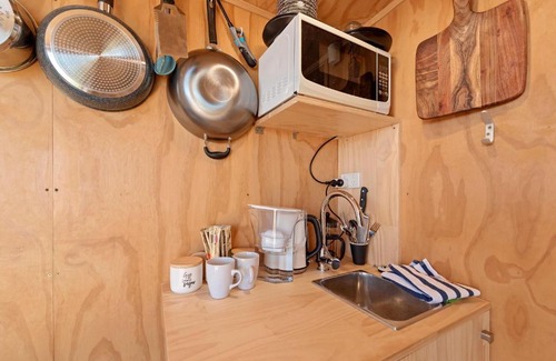 Pukehina House | ABSOLUTE BEACHFRONT TINYHOUSE, STUNNING VIEWS, SPA POOL, BBQ, FREE WIFI AND SKY TV!!