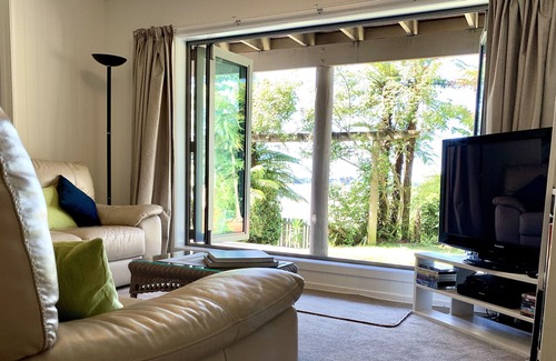 Welcome Bay Apartment | Absolute waterfront - Beach Retreat Escape
