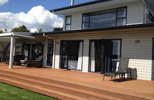 Clarks Beach Apartment | Absolute Waterside Serenity with full kitchen - only 1 hour from Auckland