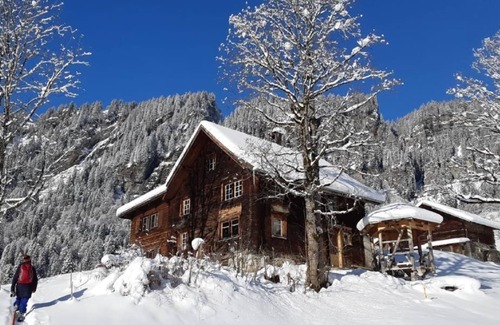 Braunwald Ski Chalet | Absolutely quiet panoramic location in an ancient wooden house