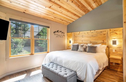 Estes Park Hotel | AC, K Bed, Fireplace, Shared Hot Tub, Kitchenette