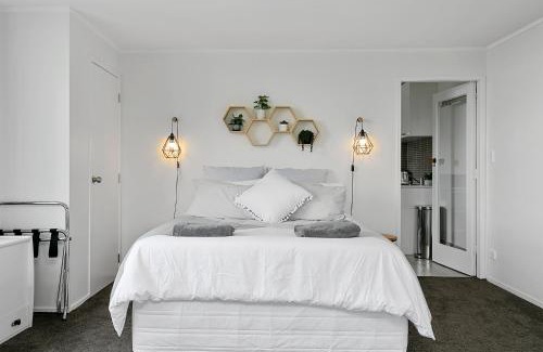 Taupo Apartment | Acacia Bay Bach - Views, Spa & Serenity - Taupo