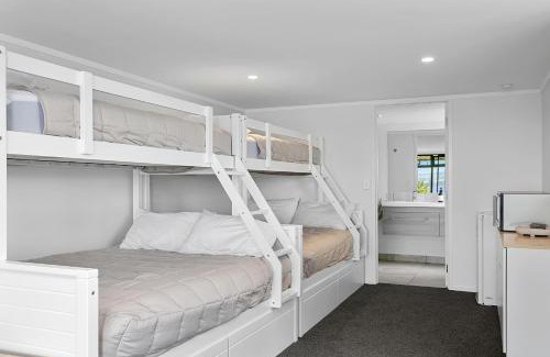 Taupo Apartment | Acacia Bay Bach - Views, Spa & Serenity - Taupo