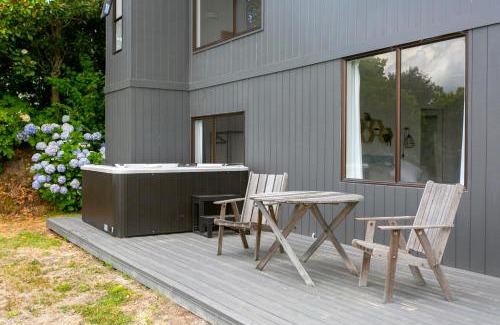 Taupo Apartment | Acacia Bay Bach - Views, Spa & Serenity - Taupo