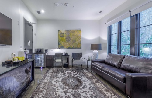 West End Hotel | Accessible King Studio | 121 Hotel by AvantStay